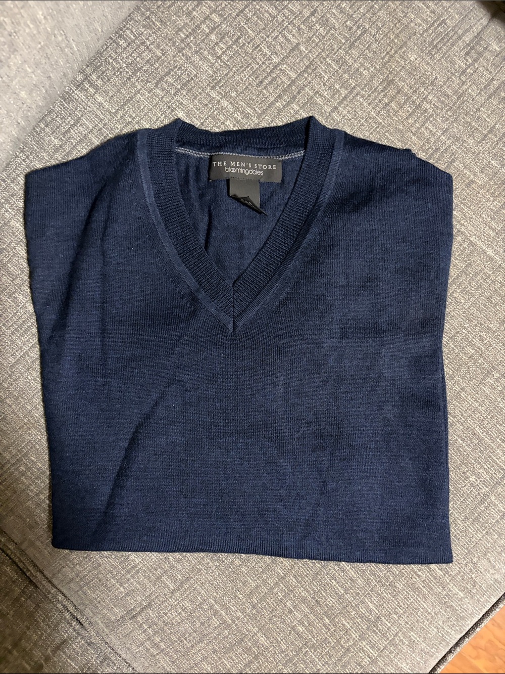 The Men's Store Deep Navy V-Neck Sweater NEVER WORN TAGS CUT